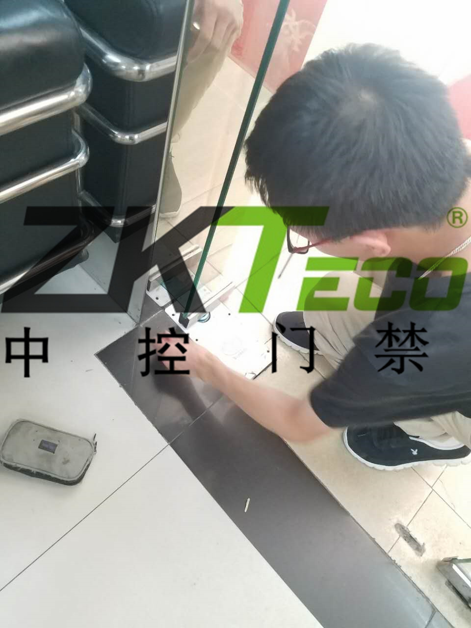 中控门禁公司在越秀区更换玻璃门弹簧，调维修玻璃门